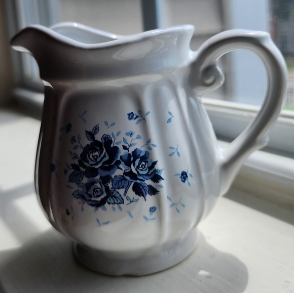 Ceramic white with blue roses - creamer pitcher - Picture 2 of 4